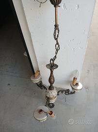 Lampadario in ottone e ceramica 
