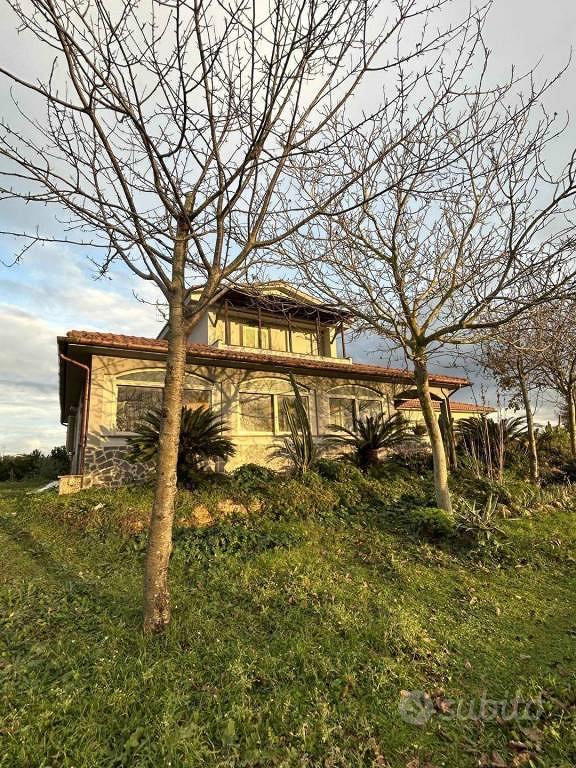 Rustico / Casale di 279 m² con più di 5 locali a T - Vista 2
