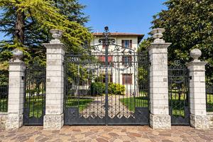 APPARTAMENTO IN VILLA STORICA !!!