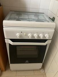 Cucina a gas con forno marca Indesit