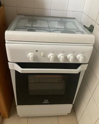 Cucina a gas con forno marca Indesit