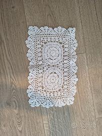 Elegante centrino rettangolare realizzato a mano a