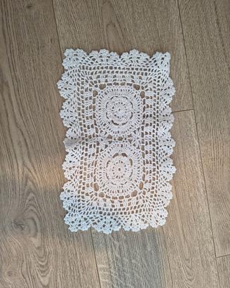 Elegante centrino rettangolare realizzato a mano a