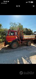 Autocarro con cassone aperto e gru
