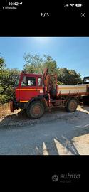 Autocarro con cassone aperto e gru