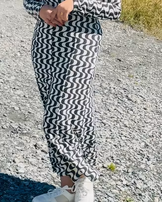 Vestite lungo a maniche lunghe bianco e nera