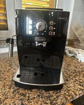 Macchina del caffè Delonghi magnifica S