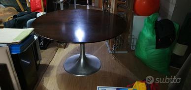 tavolo Tulip Eero Saarinen in noce