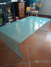 Tavolino in vetro da salotto.