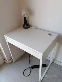 Scrivania Ikea con lampada