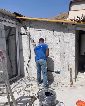 Muratore carpentiere e altro