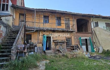 CASA INDIPENDENTE CON AMPI SPAZI ESTERNI