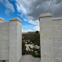 Terreno con recinzione alta