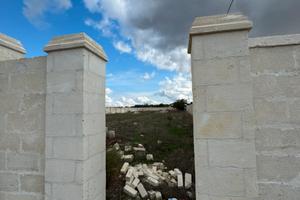 Terreno con recinzione alta