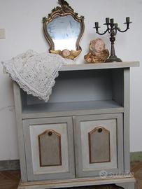 Piccola credenza shabby