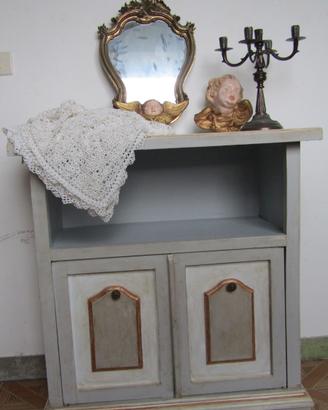 Piccola credenza shabby