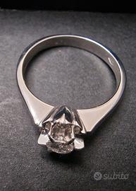 Anello solitario in oro 750