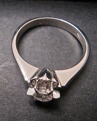 Anello solitario in oro 750