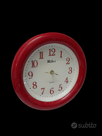 Orologio da parete con cornice in legno rossa