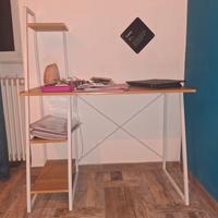 scrivania bianca e legno