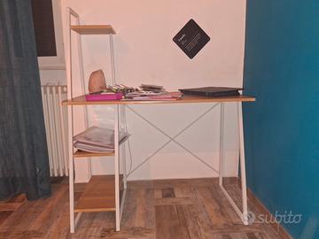 scrivania bianca e legno