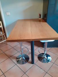 Tavolo in legno di rovere con piede su misura