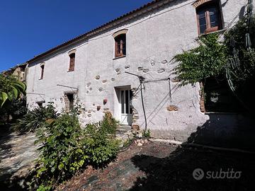 Campidanese storica con cortile giardino oliveto