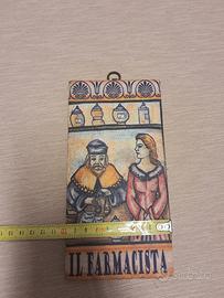 Piastrella in terracotta 'Il farmacista'