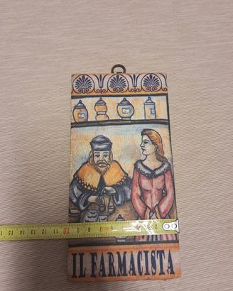Piastrella in terracotta 'Il farmacista'