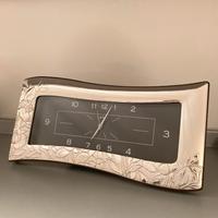 Orologio da tavolo con cornice in argento lavorata