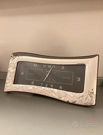 Orologio da tavolo con cornice in argento lavorata