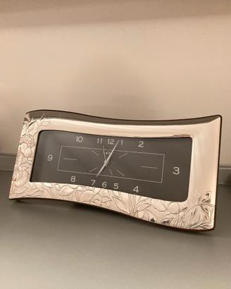 Orologio da tavolo con cornice in argento lavorata