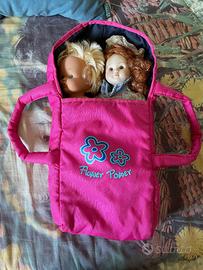 Porta bambole con due bambole.