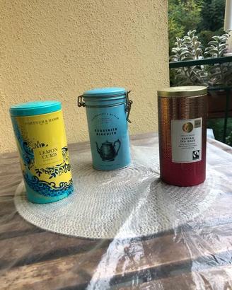 Set di tre barattoli in latta