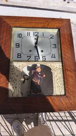 Orologio a pendolo vintage con monaco campanaro