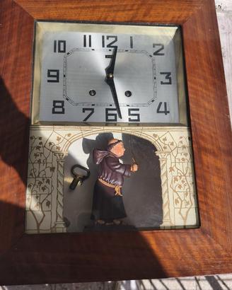 Orologio a pendolo vintage con monaco campanaro