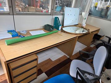 Due scrivania con cassettiere.