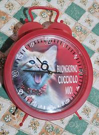 Orologio rosso con gattino