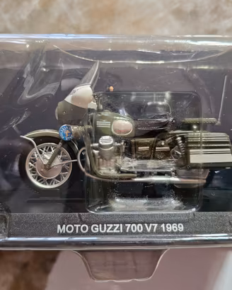 Modellino Moto Guzzi Polizia Stradale 700 V7