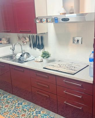 Cucina color bordeaux con credenza extra