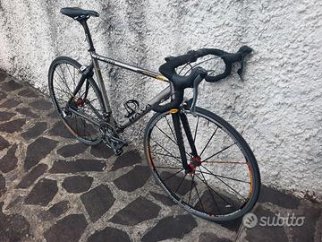 Bici da corsa in titanio
