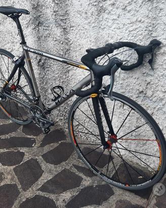 Bici da corsa in titanio