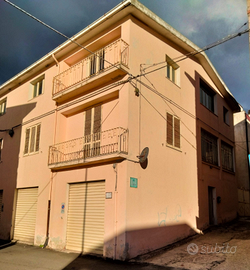 Casa a due piani più garage