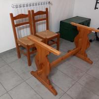 Tavolo e sedie artigianale per taverna.