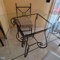 tavolo e sedie in ferro battuto.