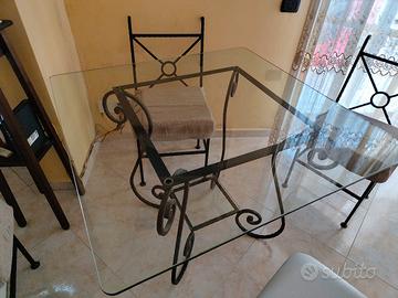 tavolo e sedie in ferro battuto.