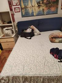 Letto matrimoniale con contenitore e comodino