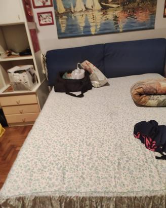 Letto matrimoniale con contenitore e comodino