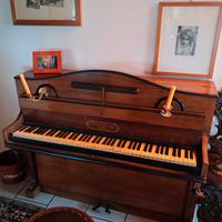 pianoforte antico con candele