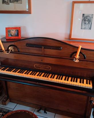 pianoforte antico con candele